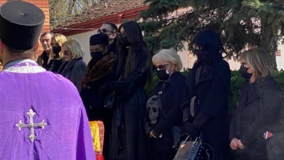 POSLEDNJE ZBOGOM NA NOVOM GROBLJU Udovica Mima, ćerka i unuka primaju saučešće, nema više njihovog Predraga (FOTO)