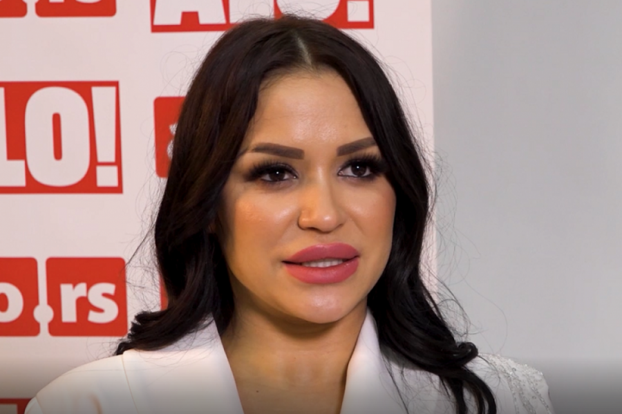 ZORANA JE POSLALA POGREŠNU PORUKU MLADIMA Aleksandra Mladenović udarila na blogerku!