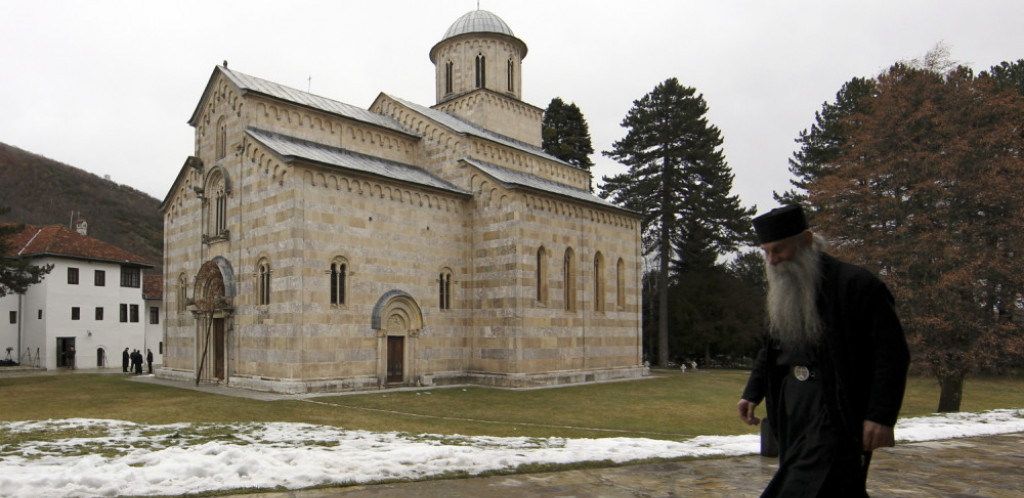 PRIŠTINA PRIKRIVA ISTINU O DEČANIMA Oglasila se Kancelarija za KiM povodom optužbi na račun igumana manastira Save Janjića