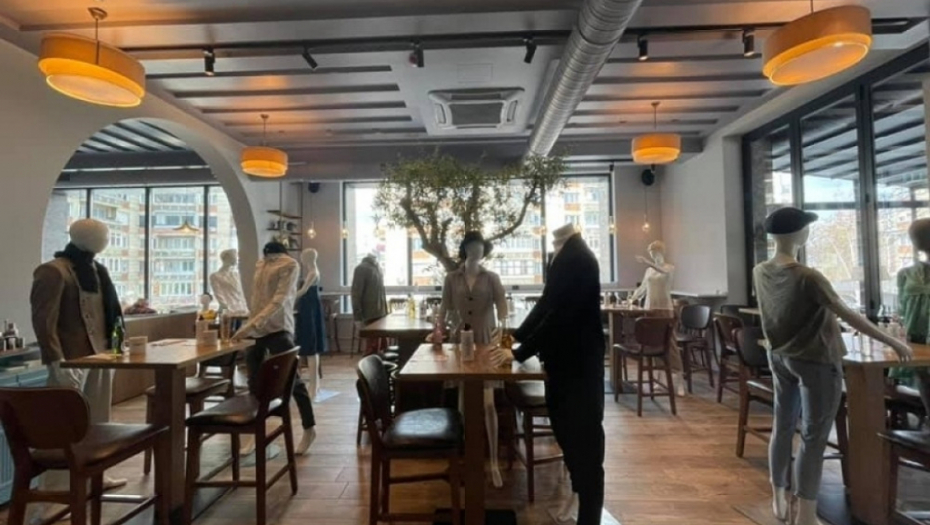 Priština, restoran Bagolina, lutke 