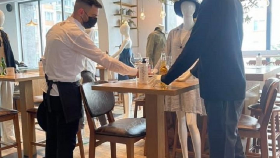 Priština, restoran Bagolina, lutke 