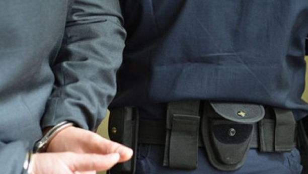 OBILI DVA LOKALA, UKRALI 47 MOBILNIH TELEFONA I NOVAC Policija u Pirotu uhapsila dvojicu provalnika