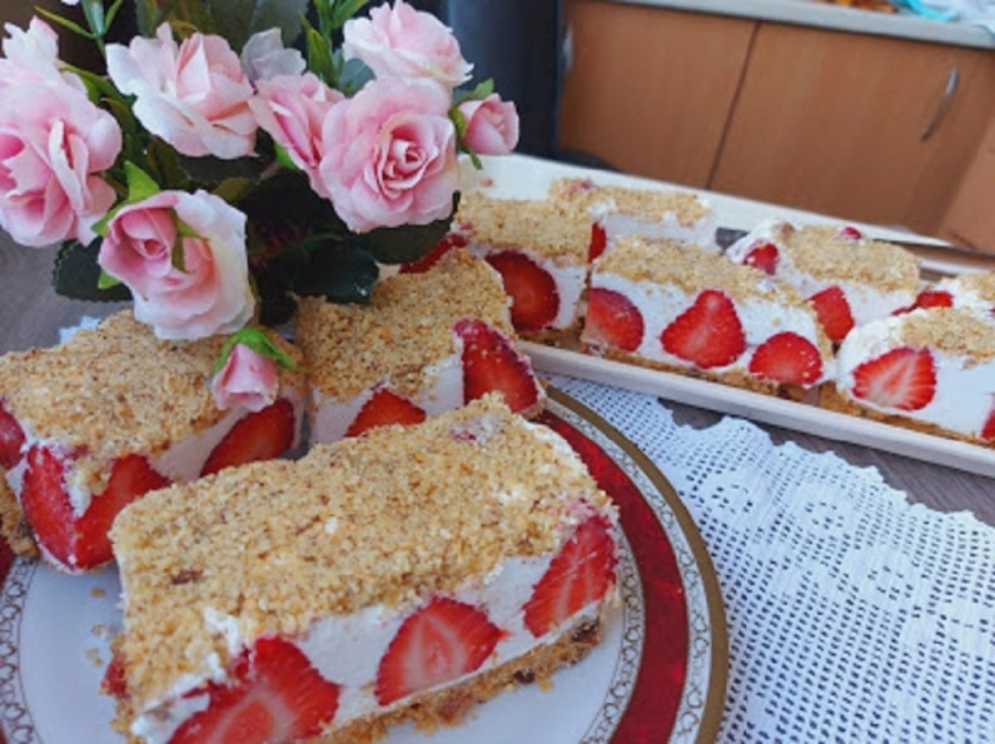 LAGANI DESERT ZA PRAZNIKE Voćni kolač sa jagodama i orahom – Fina poslastica bez pečenja, gotova za 20 min (VIDEO)