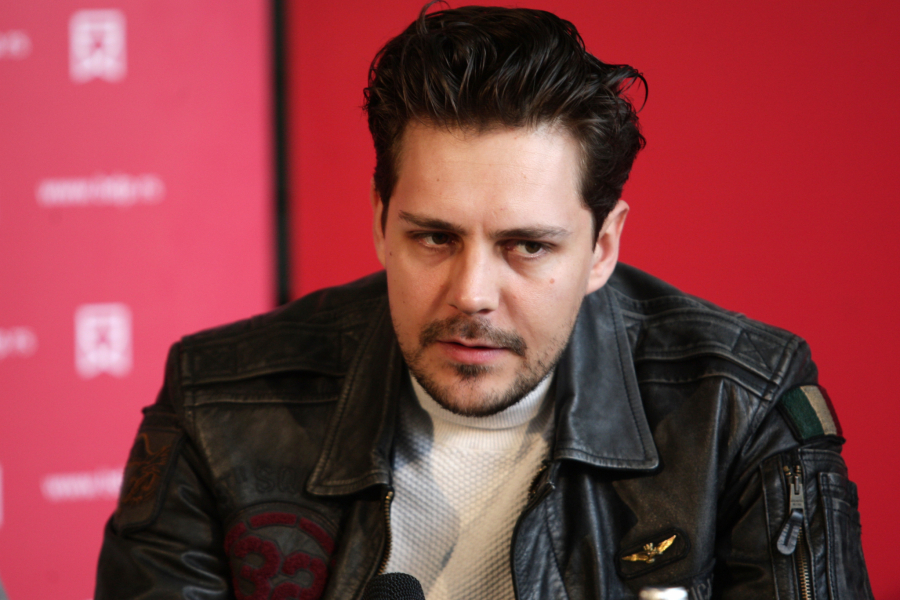 MAMA JE IZNAJMLJIVALA ŠTO JEFTINIJE STANOVE, NA KRAJU SMO DOBILI DOM Miloš Biković progovorio o tužnom detinjstvu!