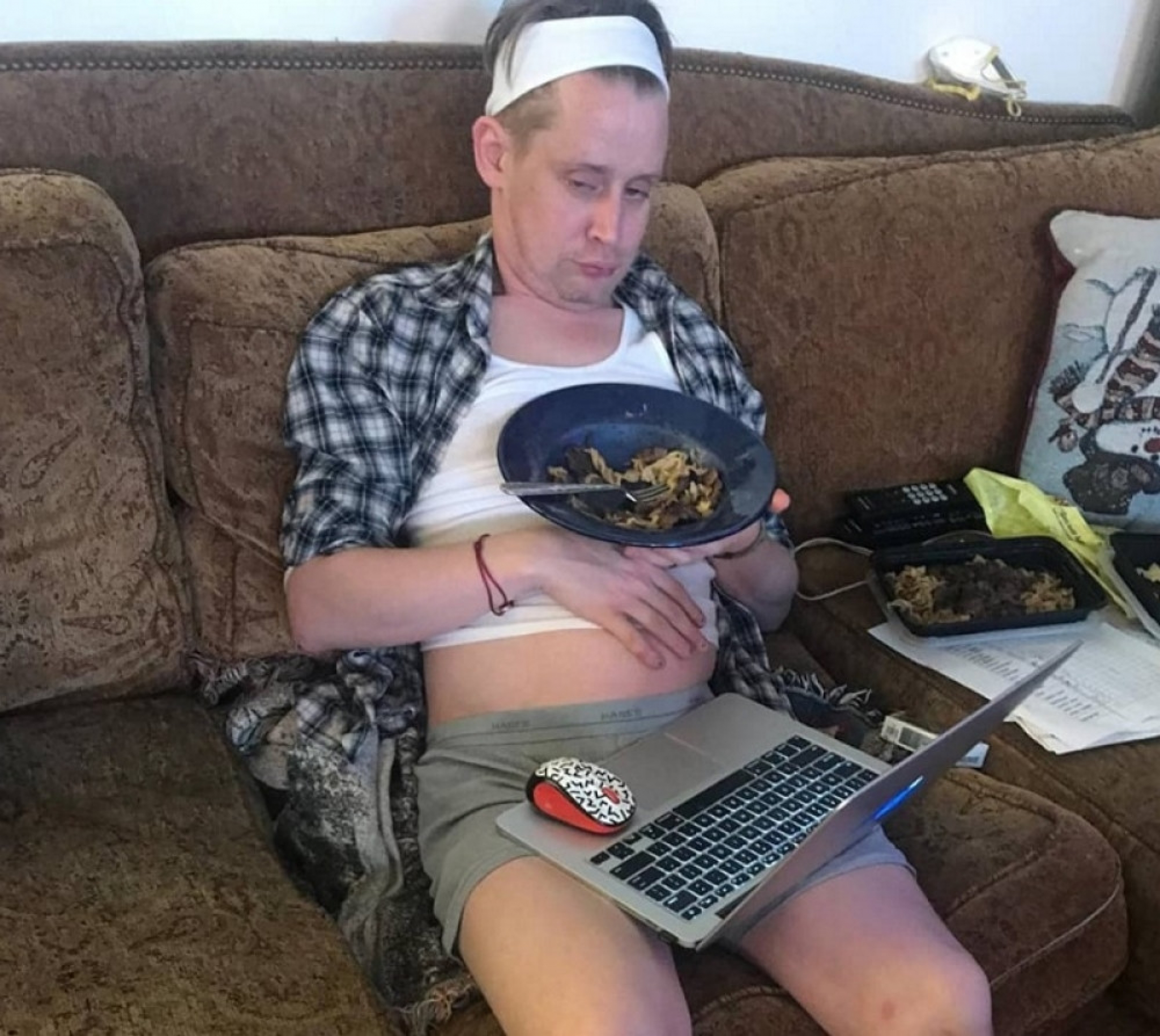 Makoli Kalkin, glumac, sam u kući