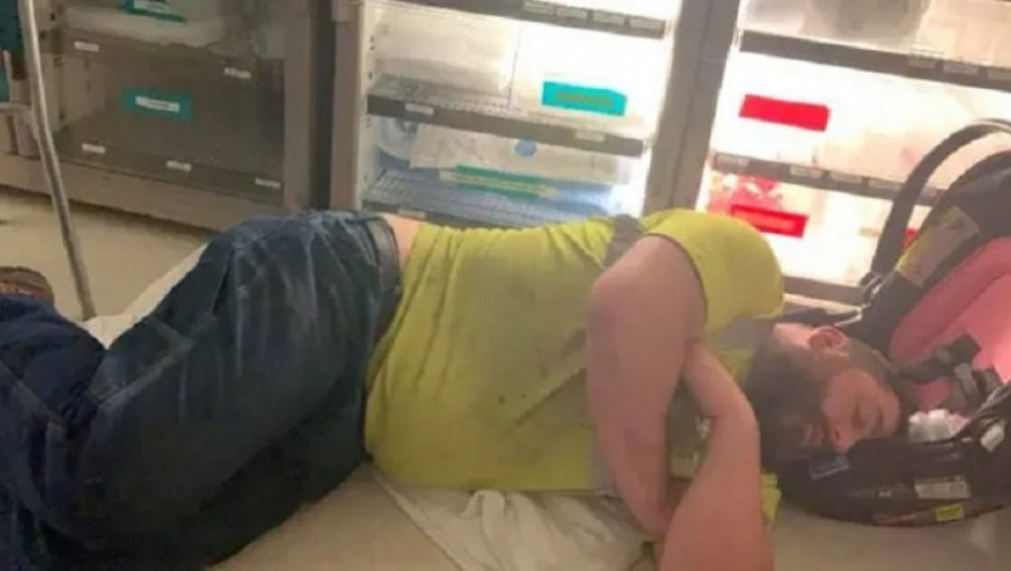 čovek spava u hitnoj pomoći