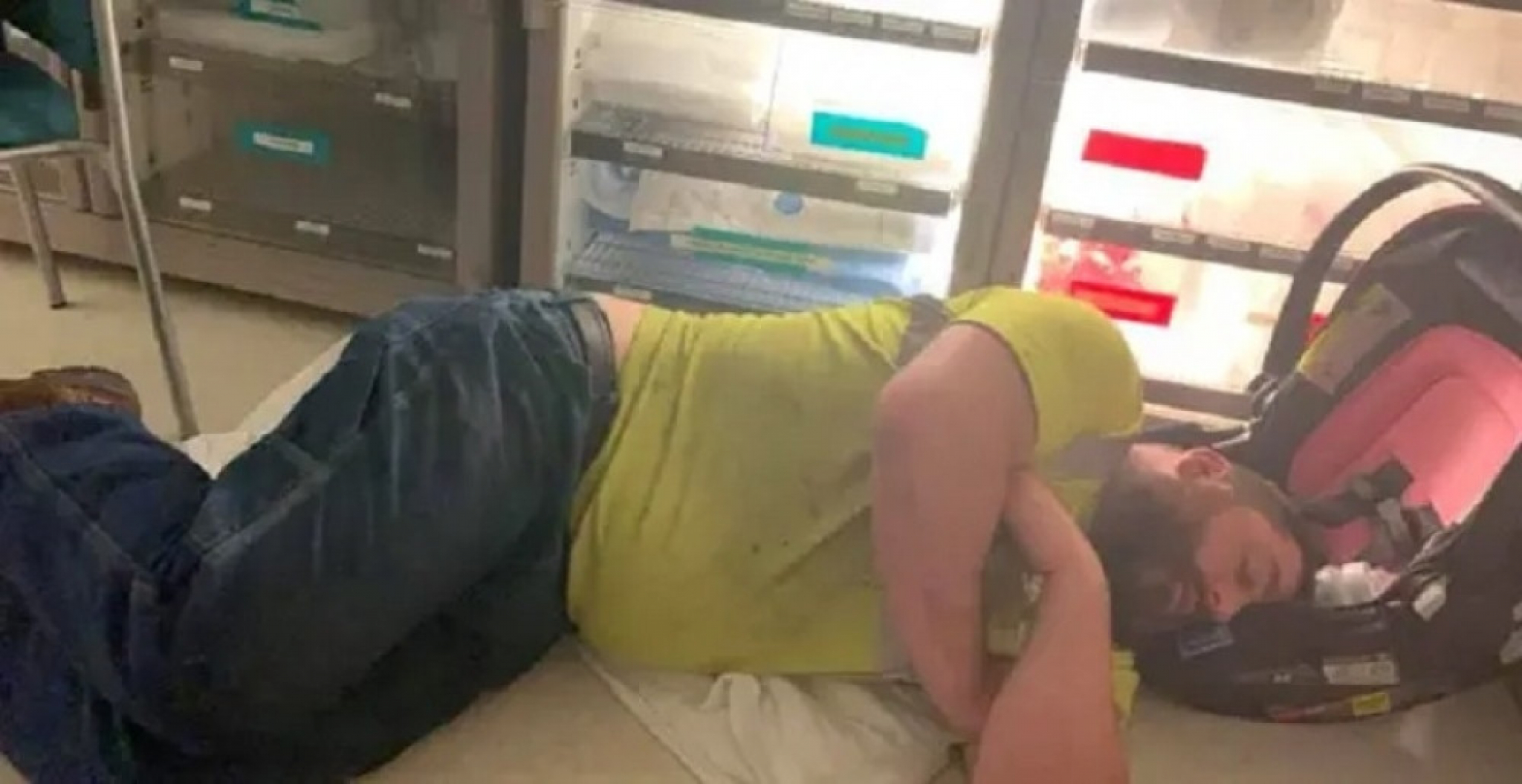 čovek spava u hitnoj pomoći