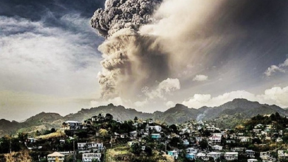 erupcija vulkana, vuklan, dim, lava