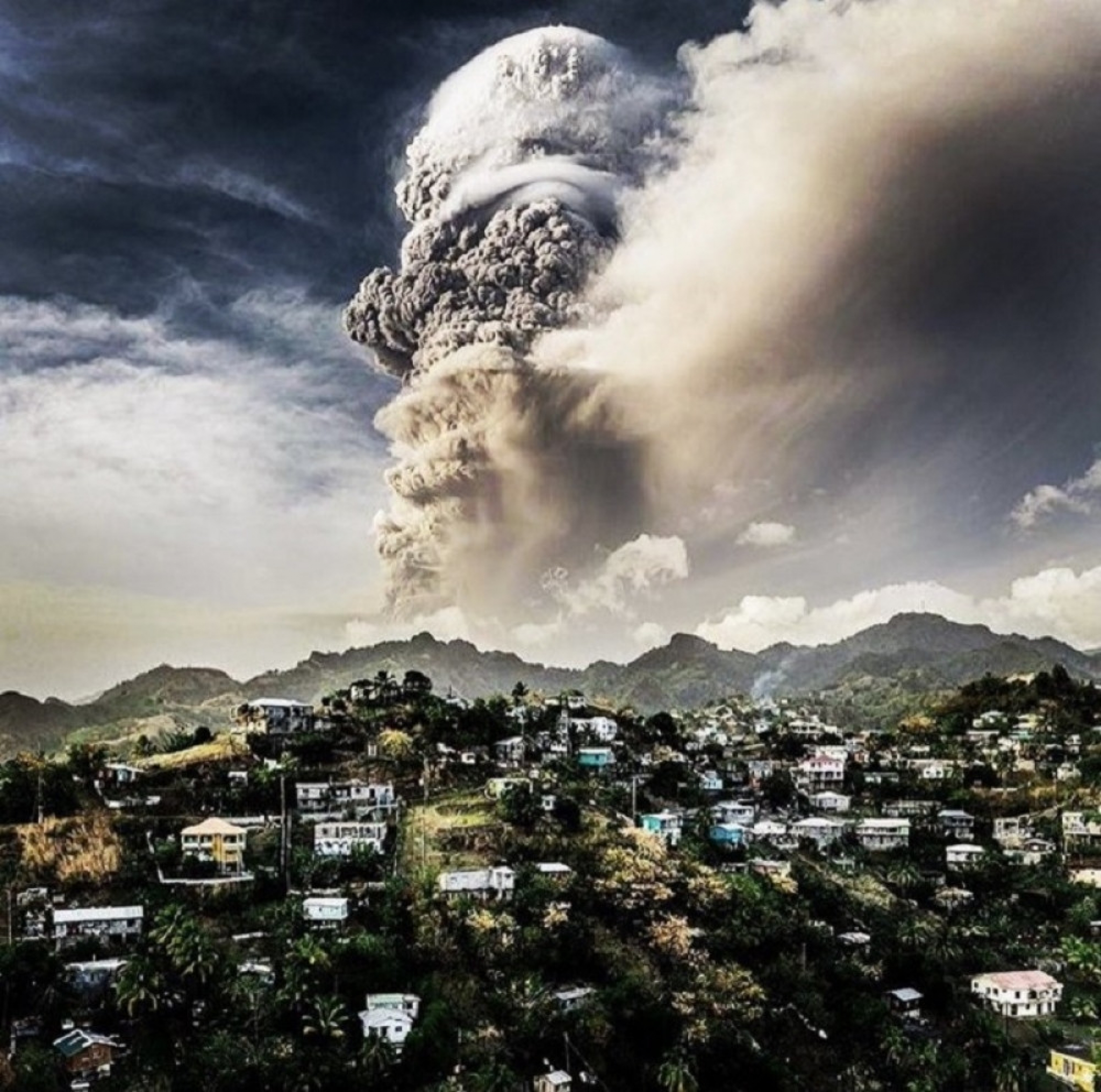 erupcija vulkana, vuklan, dim, lava