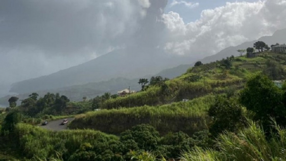 erupcija vulkana, vuklan, dim, lava