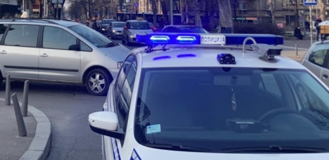 Telo muškarca nađeno na autobuskom stajalištu na Novom Beogradu, policija vrši uviđaj