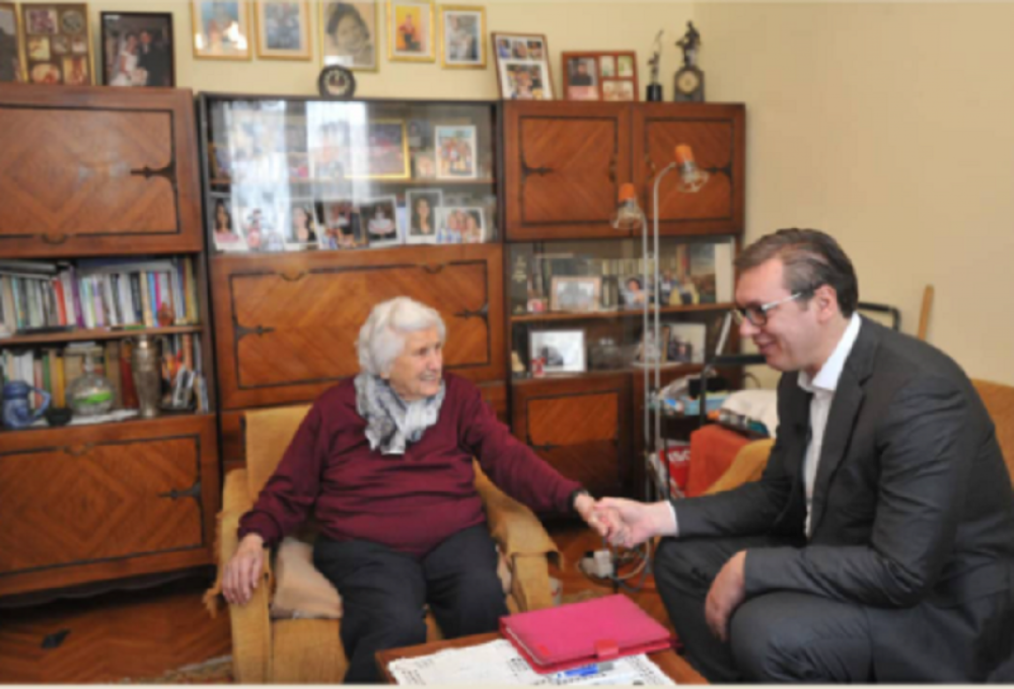 Aleksandar Vučić i baka Nada 