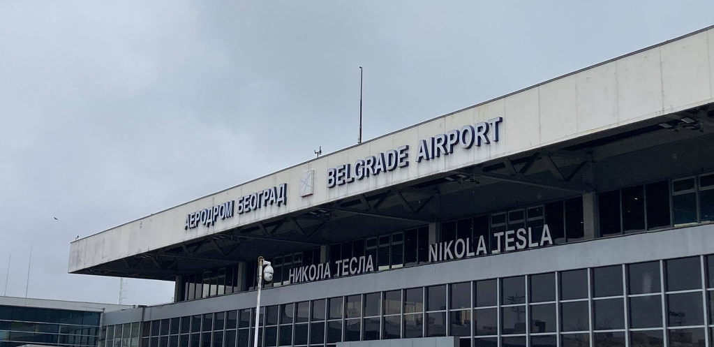 DRAMA NA NEBU IZNAD BEOGRADA Vanredno sletanje aviona na beogradski aerodrom, dete bez svesti!