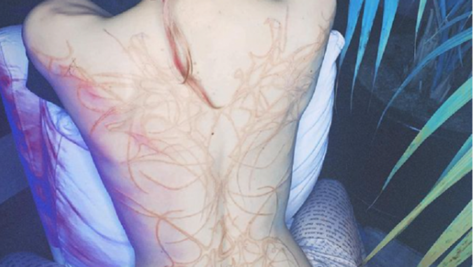 grimes, pevačica , tetovaža