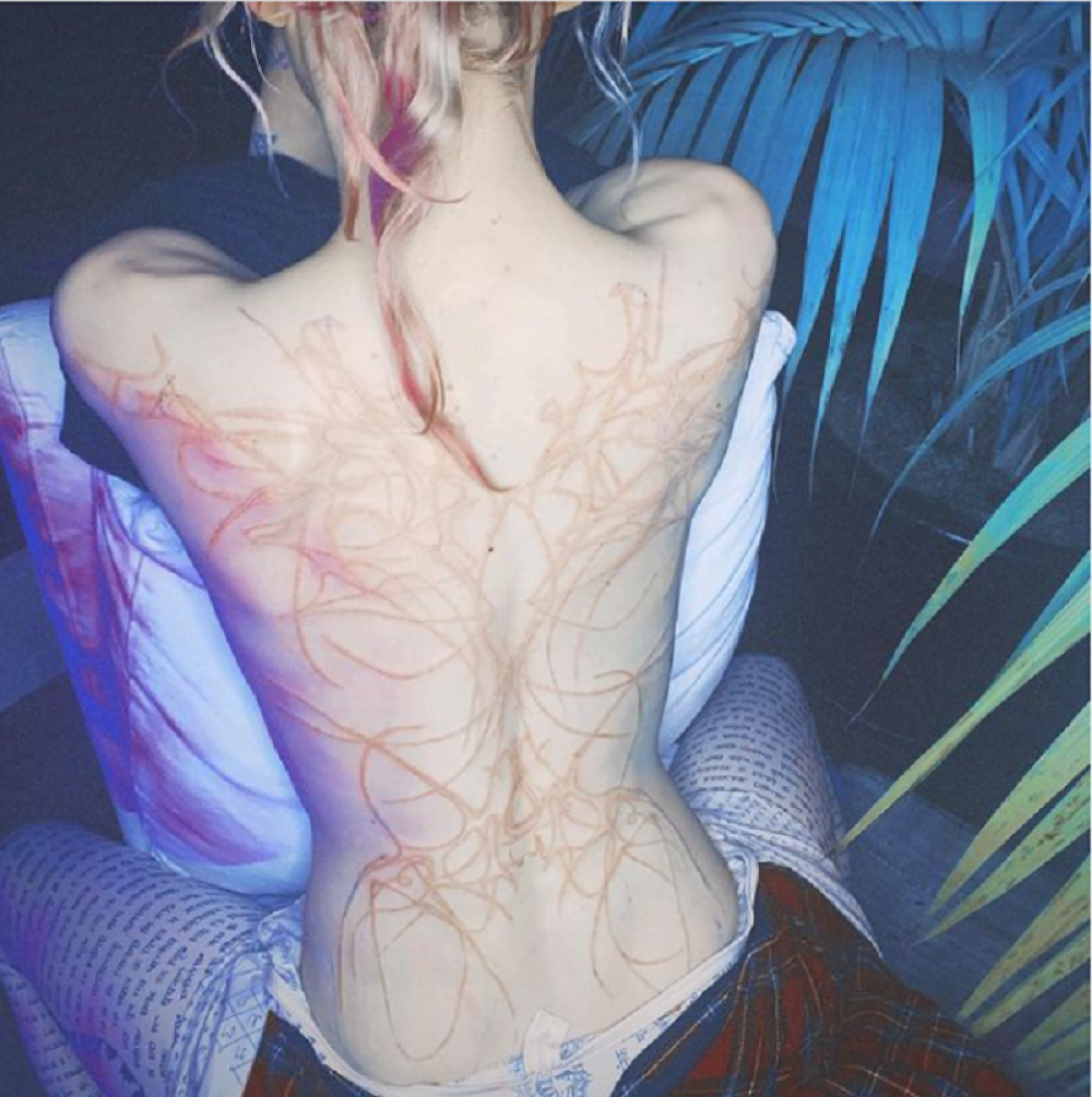 grimes, pevačica , tetovaža