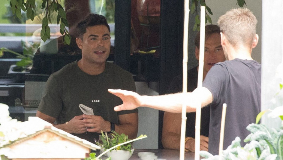 ŠOK! Ceo svet bruji o fotografijama poznatog glumca za kojim su uzdisale žene, lice prepuno botoksa i otečeno, a svi se pitaju šta mu je sa bradom! (FOTO)