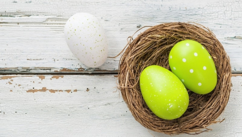 FARBANJE JAJA NA NAJBRŽI I NAJJEFTINIJI NAČIN: Bez fleka i nereda, sve prirodno, a boja besprekorna
