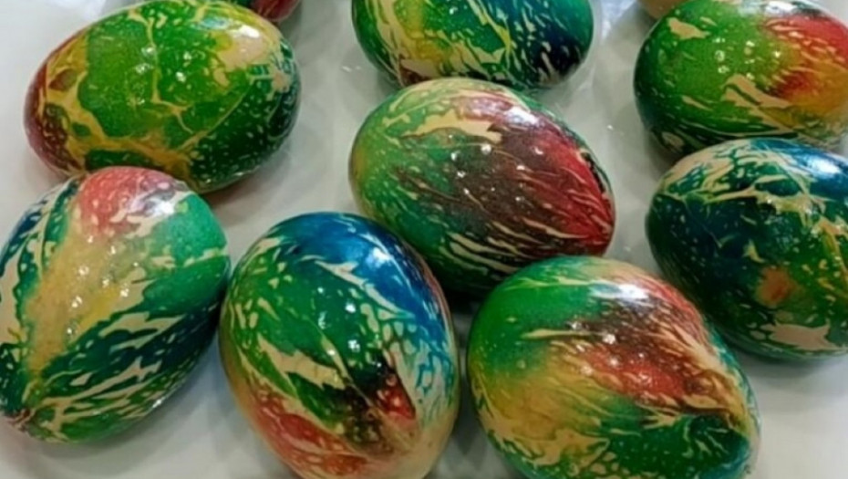 RUSKINJA POSTALA HIT NA INTERNETU! EVO KAKO DA DOBIJETE SAVRŠENA OFARBANA JAJA: Hladno bojenje daje najlepše dugine šare! (VIDEO)