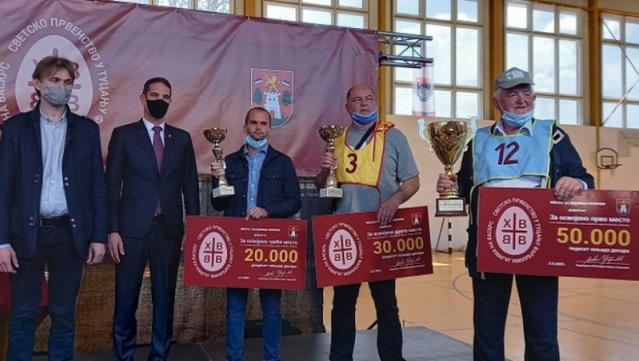 Sava Terzić i njegov unuk Ivan, takmičenje u tucanju