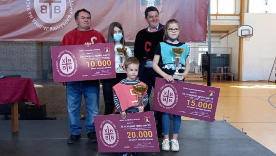 Sava Terzić i njegov unuk Ivan, takmičenje u tucanju