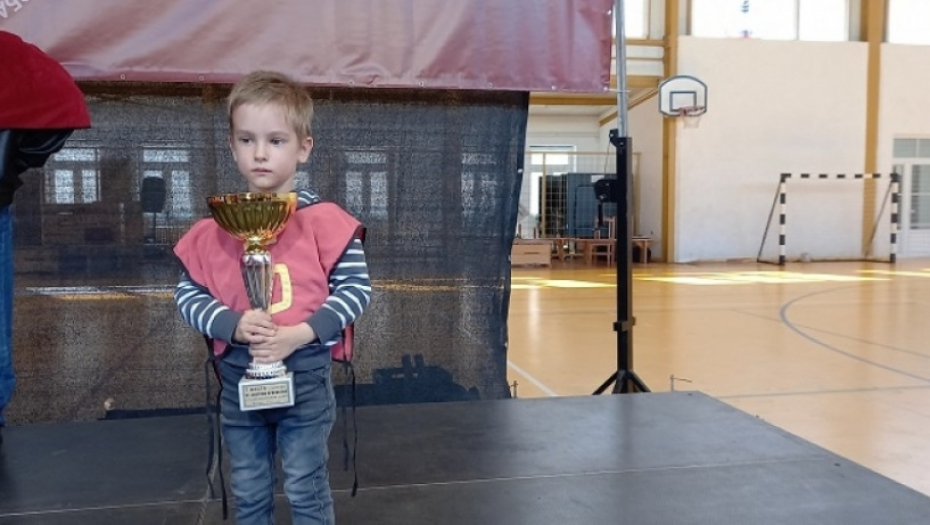 Sava Terzić i njegov unuk Ivan, takmičenje u tucanju