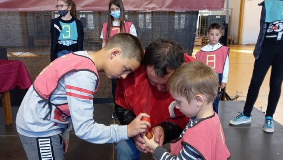 Sava Terzić i njegov unuk Ivan, takmičenje u tucanju