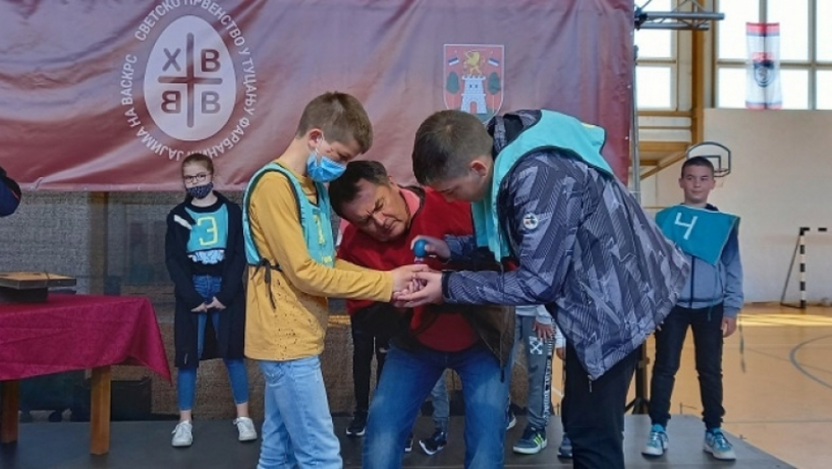 Sava Terzić i njegov unuk Ivan, takmičenje u tucanju