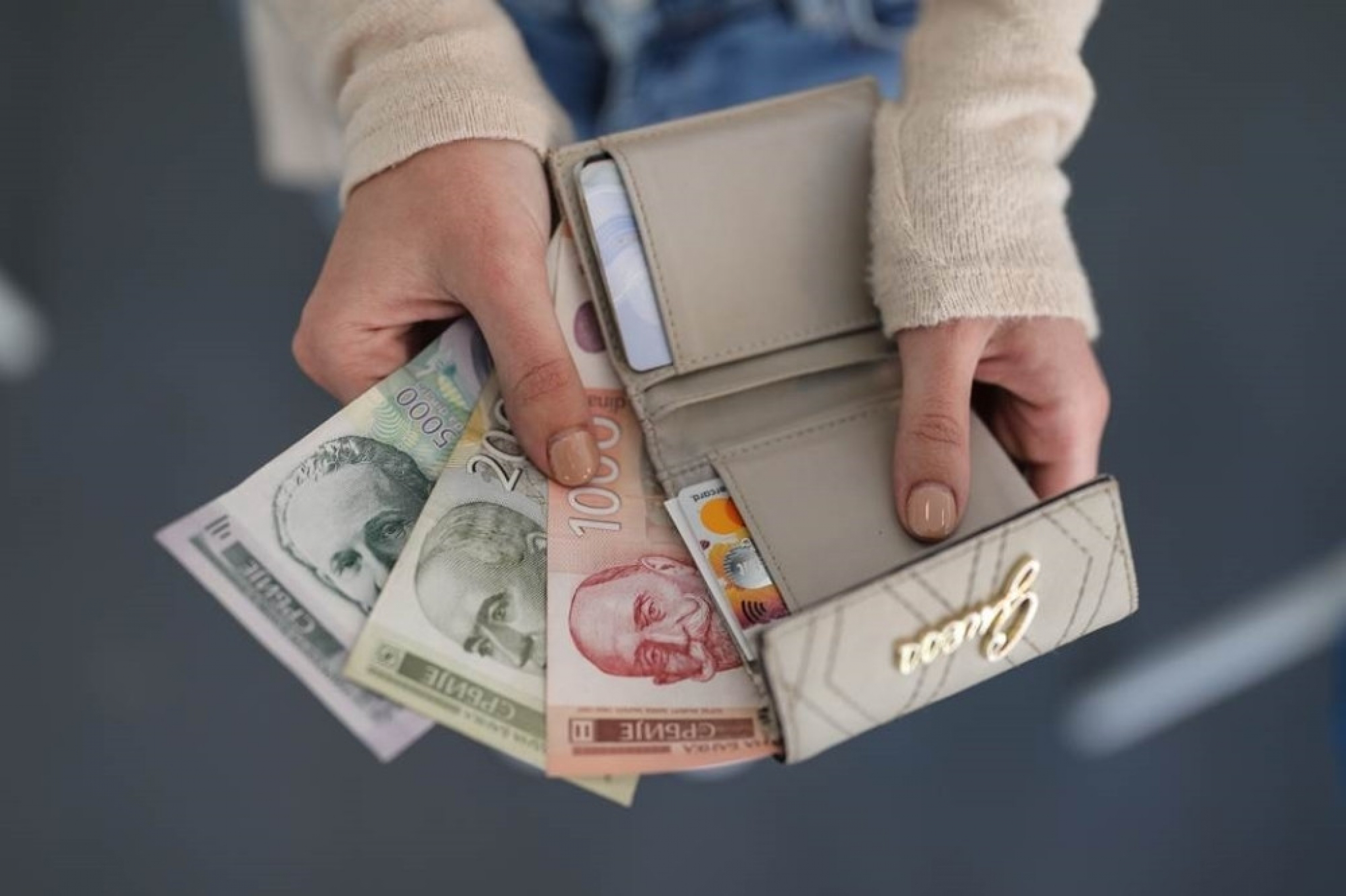 KADA IZVRŠITELJI KUCAJU NA VRATA Evo koliko smete da zakasnite sa plaćanjem mesečnih računa