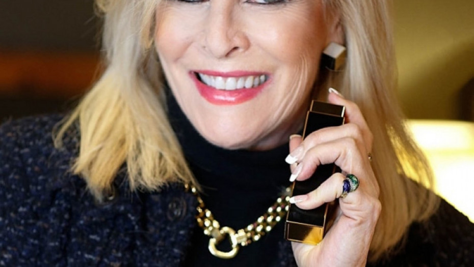 žena, parfem, reklama, mirisna terapija