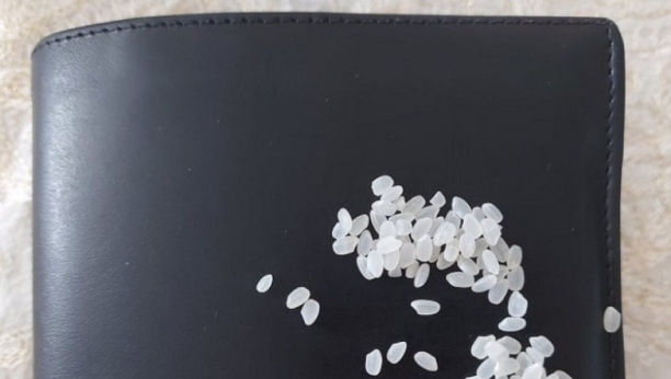 VEKOVIMA SE KORISTI: Ako bar jednu od ovih 5 stvari držite u novčaniku uvek će biti pun novca!