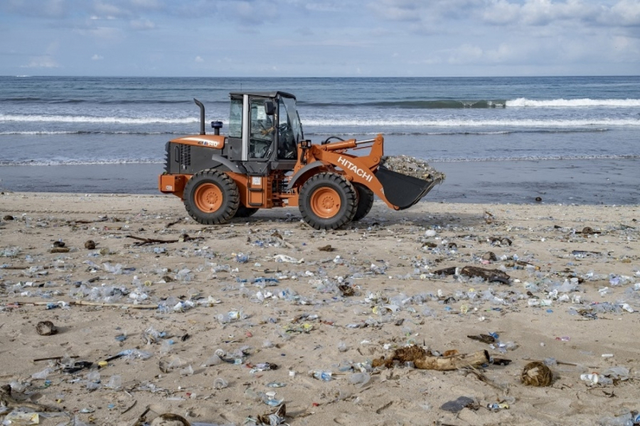 DOBAR POČETAK ZA NOVU GODINU Očistili 30 tona smeća koje je voda nanela na čuvenu plažu Kuta na Baliju