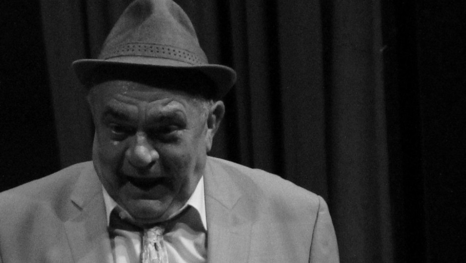 KOLEGE, PRIJATELJI I PORODICA SE OPRAŠTAJU OD VELIKANA Počela komemoracija Feđe Stojanovića, ćerka Zoja skrhana - muk u sali!