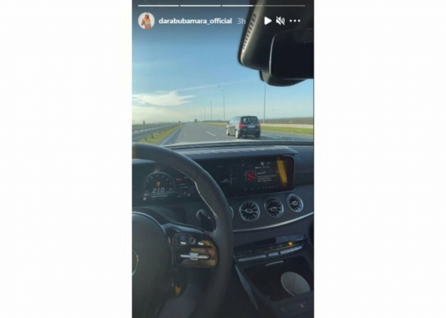 ŽESTOKA I NEDOZVOLJENA VOŽNJA Vozi ludački i krši svaki mogući zakon: Dara Bubamara ponovo divlja za volanom, a na sve to se i hvali! (FOTO)