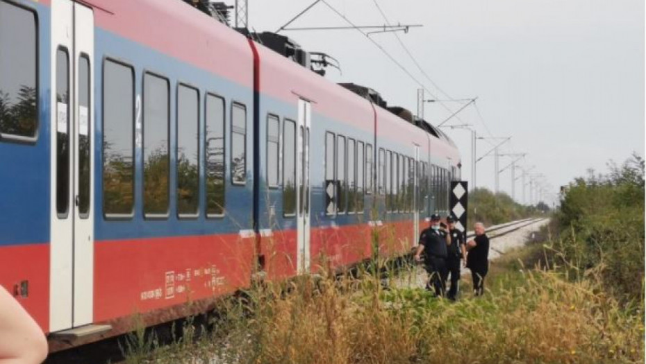 TRAGEDIJA KOD RUME Mladić pokušao da se popne na voz, poginuo od strujnog udara!