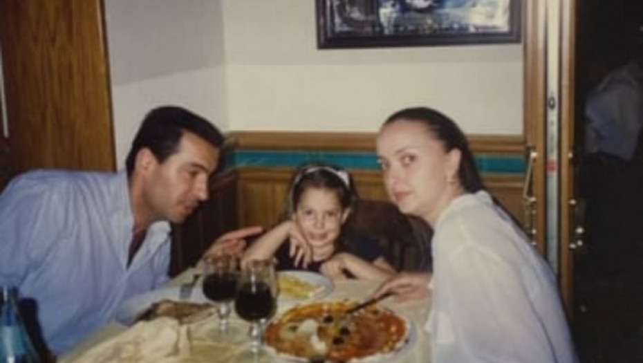 Prepoznajete li devojčurka sa slike?! Ona nas je predstavljala na Evroviziji, a obožava je cela Srbija! (FOTO)