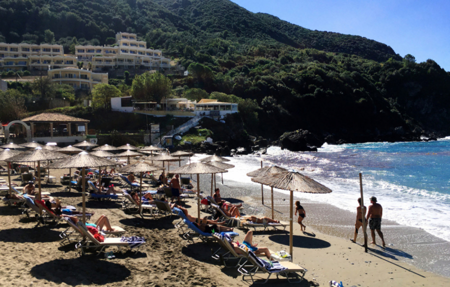 MNOGE TURISTE MUČI JEDNO PITANJE Šta ako neki od putnika u autobusu bude zaražen koronom? Hoće li svi biti vraćeni sa granice