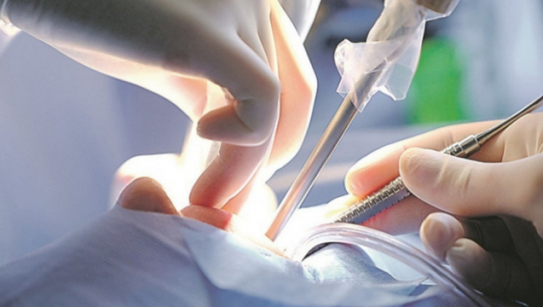 POZNATI SVETSKI STRUČNJAK OPERIŠE DECU U TIRŠOVOJ Mališanima sa urođenim srčanim manama urađene 3 operacije