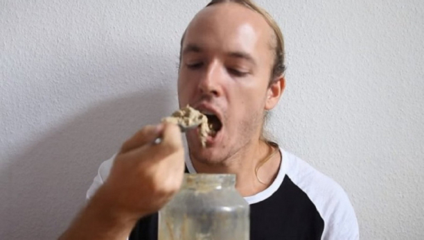 MLADI SE DROGIRAJU POKVARENIM, ŽIVIM MESOM: "U teglama stoji nedeljama, budem haj čim ga pojedem"