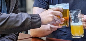 KAKO ZEMLJE U SVETU STIMULIŠU IMUNIZACIJU: U Srbiji vakcinisanima po 3.000 dinara i vaučeri, u SAD pivo i krofne