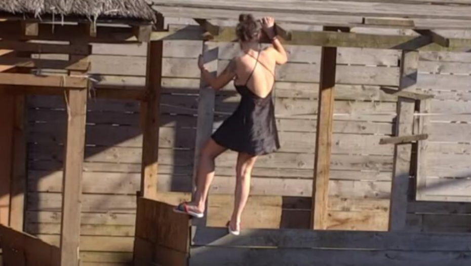 NIKO NE MOŽE DA JE SPREČI Aleksandra Nikolić se popela na ogradu, zadrugarka beži sa imanja nakon Mininih žestokih uvreda!