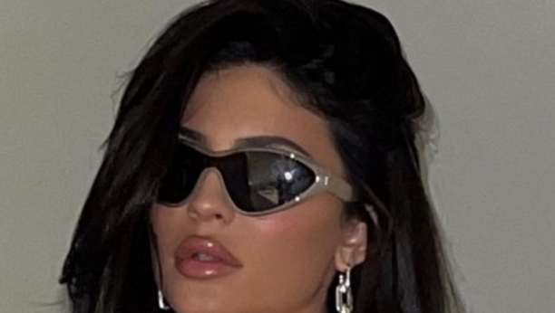 Kardašijanka uhvaćena u pripitom stanju sa čašom u ruci, fanovi šokirani skandaloznim ponašanjem mlade milijarderke! (FOTO)