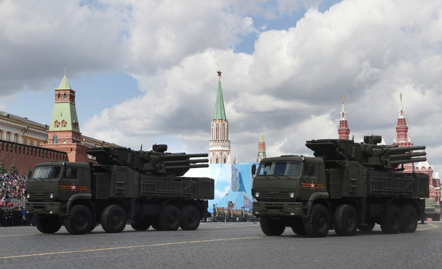 PUTIN OTVORIO VRATA ORUŽARNICE Šojgu izveo novo oružje u centar Moskve, svet drhti pred čeličnim zverima!