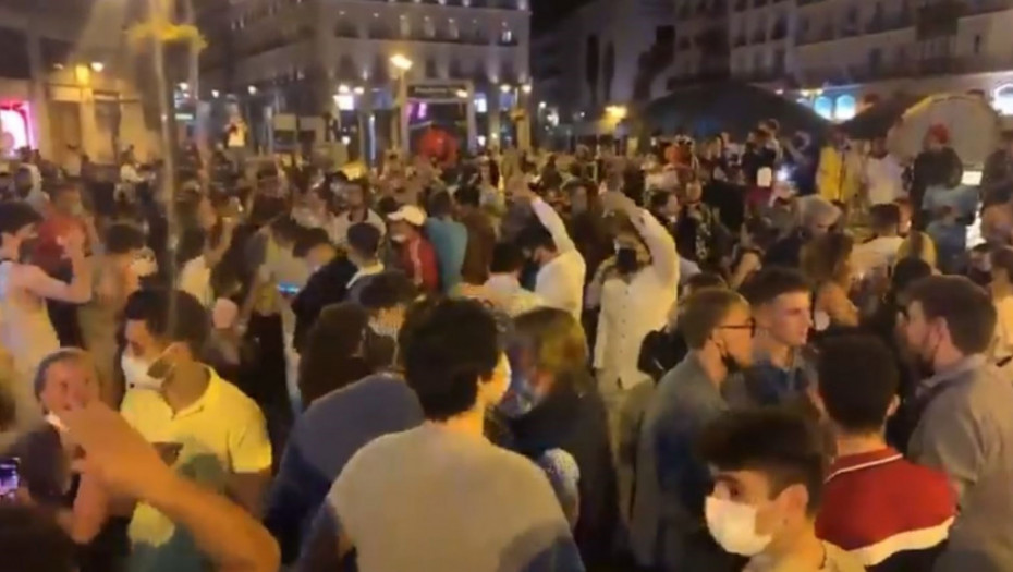 PRAVILI DOČEK, ODBROJAVALI SATE I BACALI PETARDE Policijski čas u Španiji ukinut prvi put od oktobra, građani izašli na ulice, napravili ogromne žurke na trgovima!