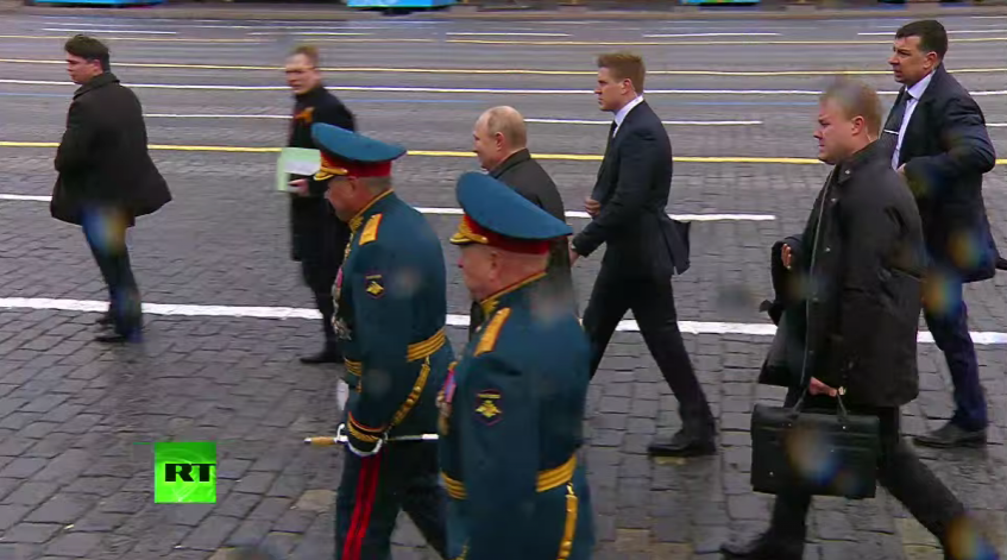ZASTRAŠUJUĆE Dok je Putin hodao na Paradi pobede, svi su gledali u čoveka iza njega - kada vidite šta nosi u ruci, 