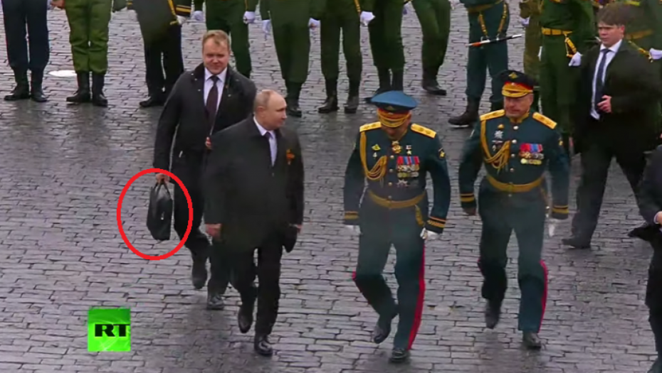 ZASTRAŠUJUĆE Dok je Putin hodao na Paradi pobede, svi su gledali u čoveka iza njega - kada vidite šta nosi u ruci, 