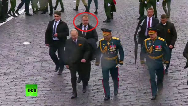 ZASTRAŠUJUĆE Dok je Putin hodao na Paradi pobede, svi su gledali u čoveka iza njega - kada vidite šta nosi u ruci, "zaledićete" se! (FOTO)