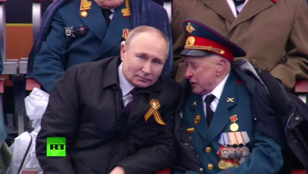 RUSIJA U SUZAMA ZBOG PUTINA Gest ruskog predsednika na paradi u Moskvi svima zapao za oko (VIDEO)