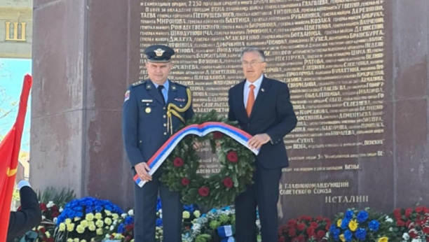 Ambasador Srbije u Beču položio venac na spomenik Sovjetskim vojnicima