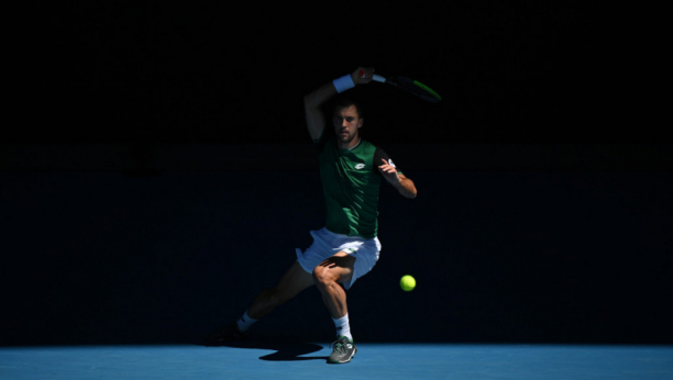 BRILJIRA U FEDEREROVOJ OTADŽBINI! Srpski teniser posle "dva dana" pobedio Fonjinija i prošao u četvrtfinale!