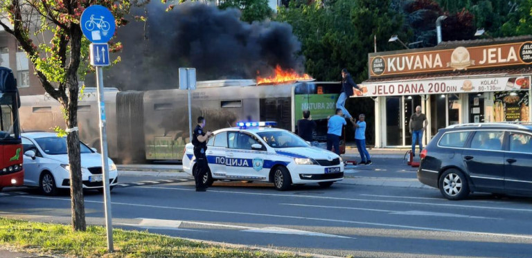 GORI AUTOBUS GSP: Plamen zahvatio zadnji deo vozila